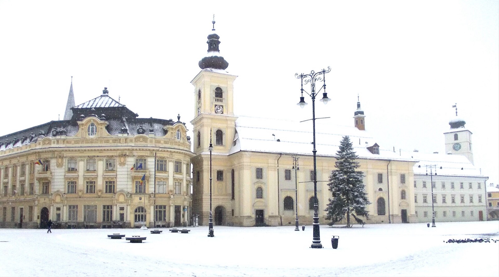 Primăria și biserica iezuită iarna